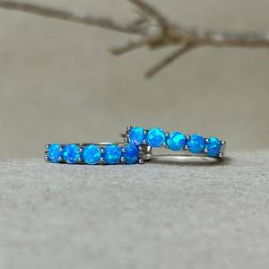 Pendientes de Aro de Ópalo Azul, Plata de Ley 925, Huggies, Joyería con Piedra de Nacimiento de Octubre, Regalo para Ella, Estilo Delicado - Product Image 1