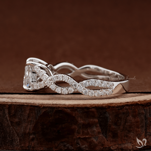 แหวนเพชรทรงปรินเซสคัท 1 กะรัต เพาะเลี้ยงในห้องปฏิบัติการ รับรองโดย IGI ดีไซน์แบบสปลิตทวิสต์ประดับเพชรแบบพาเว่ แหวนหมั้นทองคำขาว 10K - Product Image 3