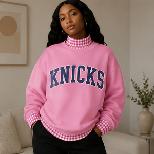 Sudadera Rosa de Mujer de Alta Calidad con Logotipo Personalizado Bordado, Dobladillo Estampado a Cuadros en Contraste, Cuello Varsity con Estampado en Bloques, Forro Polar Otoñal - Product Image 4