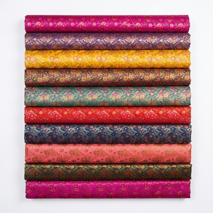 Tissu de soie brocart floral traditionnel avec motifs tissés élégants, idéal pour la confection de vêtements de mode, l'artisanat et la décoration. - Product Image 1