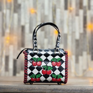 Bolso de Mano de Cuero Genuino de Lujo, Diseño a Cuadros Blanco y Negro con Patrón de Cerezas, Asa Superior, Cierre de Cremallera, Gran Capacidad para Viajes - Product Image 4