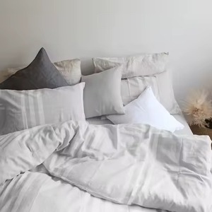 Ensemble de literie tendance 2026 en lin premium rayé beige et gris avec taies d'oreiller - Product Image 2