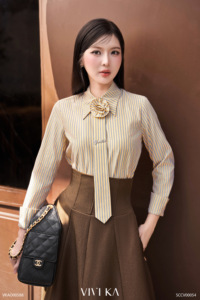 เสื้อเชิ้ตผู้หญิงลายทางสีเหลืองสไตล์ออฟฟิศ ผูกโบว์ได้ ประดับดอกไม้ แขนยาว ทรงเข้ารูป ผ้าคอตตอนผสม สีม่วง - Product Image 5
