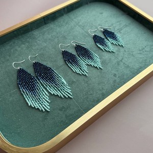 Aretes con Cuentas en Degradado Azul Marino de Diseño Elegante – Aretes Boho con Flecos de Plata Esterlina PARA BODA, FIESTA - Product Image 1