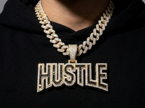 Colgante Personalizado con la Letra HUSTLE de Estilo Hip-Hop de RCK Global |   Moissanita Brillante Negra Transparente Color DEF D VVS, Plata de Ley 925, Oro - Product Image 2