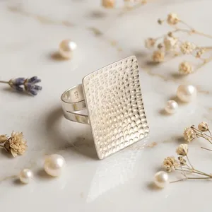 Anillo de Plata de Ley 925 con Acabado Martillado, Hecho a Mano, Diseño Geométrico Contemporáneo, Joyería Artesanal para Mujer - Product Image 2