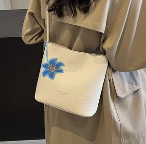 Llaveros de fiesta vintage hechos a mano con diamantes de imitación, color azul floral, brillantes, multicolor, con letras del alfabeto, dijes de pulsera con inicial - Product Image 1