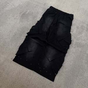 Pantalon cargo noir longueur genou, taille à cordon de serrage, plusieurs poches, coupe ample décontractée, couleur unie, style été - Product Image 5