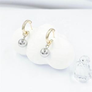Aretes de Aro de Latón Duradero Chapados en Oro de 14K de Última Moda 2024 con Engaste de Garra en Forma de Círculo para Fiestas de Mujeres - Product Image 2