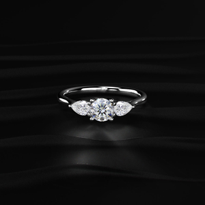 Anillo de Tres Piedras de Moissanita con Corte Redondo y en Forma de Pera, Plata 925, Oro 10k 14k 18k, Platino, 2.80 TCW, VVS, Incoloro, Joyería Nupcial Hecha a Mano - Product Image 1