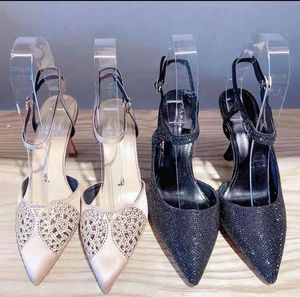 Supports de présentation de chaussures en acrylique transparent modernes et personnalisés, inserts pour rehausser les sandales, améliorant les présentoirs de vente au détail, organisation des placards - Product Image 2