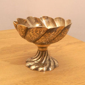 Bol design unique en verre et base métallique couleur argent, idéal pour la maison, l'hôtel, comme centre de table, ou pour servir les aliments, ustensile de cuisine. - Product Image 3