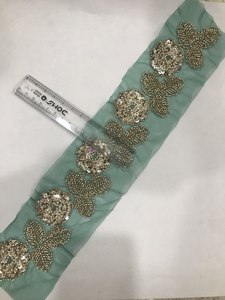 Exquisito Borde de Saree Floral Decorado a Mano, Ecológico, con Perlas y Bordado de Precisión de Lujo, 100% Premium - Product Image 1