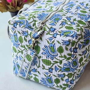 <b>Large</b> Bohemian Vintage Floral Duffle Bag With Zipper Closure Portable Travel Weekender Bag Casual Style Striped Handles - Product Image 4