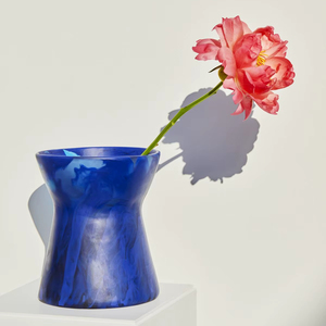 Jarrón de Resina Impermeable Ecológico Hecho a Mano de Alta Calidad, Diseño Moderno, Color Naranja y Claro, de la Colección Handmade - Product Image 1