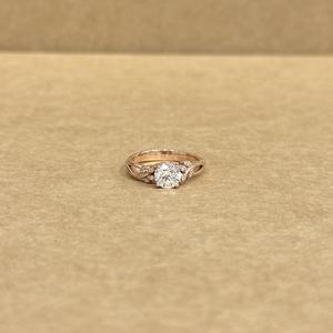 Elegante Anillo de Diamantes Cultivados en Laboratorio, Oro Rosa de 9KT, Corte Redondo, Piedra Central de 0.82CT con Diamantes Laterales, Joyería de Lujo para Mujer, Ideal para Fiestas - Product Image 1