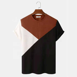 เสื้อยืดแขนสั้นคอกลมผู้ชาย ลายเรขาคณิตสีตัดต่อ ทรงปกติ สไตล์ลำลอง - Product Image 3