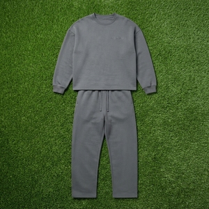 ชุดเซ็ตเสื้อสเวตเชิ้ตคอกลมสีเทาชาร์โคลสำหรับผู้ชาย กางเกงจ็อกเกอร์ ปักโลโก้แบบมินิมอล สไตล์ลำลองแนวสตรีทแวร์ ชุดเซ็ตสองชิ้น - Product Image 5