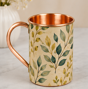 Mug en cuivre artisanal à motif botanique, avec une enveloppe extérieure vert sauge époustouflante ornée d'un élégant motif botanique feuillageux. - Product Image 4