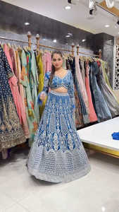 Lehenga de mariée lourd en Faux Georgette bleu roi, orné de Dori et de sequins, avec haut et jupe en sequins, et dupatta à bordure en dentelle. - Product Image 3