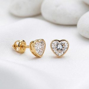Pendientes de plata de ley 925 con moissanita talla corazón, VVS, engaste de bisel, cierre de rosca, para mujer, regalo - Product Image 1