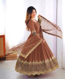 Salwar Kameez en rayonne marron avec dupatta brodé, tenue de mariage indienne traditionnelle pour femme, coupe ample longueur ras du sol - Product Image 3