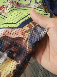 Camiseta Deportiva Personalizada de Malla Sublimada para Hombre, Cuello en V, Estilo Retro, Estampado Gráfico, Streetwear, Venta al Por Mayor OEM - Product Image 3