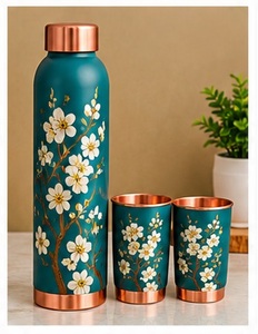 Botella de Agua de Cobre Negra con Patrón Geométrico y Dos Vasos Aislados, Juego de Bebidas Moderno, Ecológico y de Viaje - Product Image 2