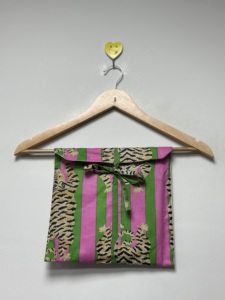 Ensemble pyjama 3 pièces pour femme, imprimé tigre rose et vert, écologique, de qualité supérieure, tenue de nuit et de détente, avec pochette assortie - Product Image 5