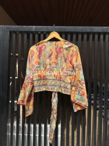Blusa corta de seda al por mayor, hecha a mano, estilo kimono con cuello en V y lazo, ajuste holgado para primavera/verano - Product Image 6