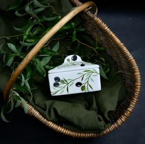 Recipiente para Mantequilla con Tapa, Diseño de Patrón de Olivas, Acabado Liso y Elegante, para Servir en la Mesa de la Cocina o el Comedor - Product Image 3