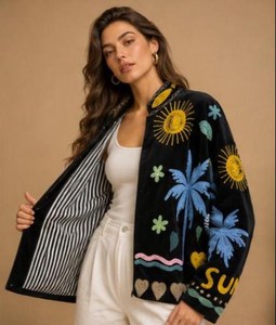 Chaqueta de Terciopelo Bordada Estilo Suzani, Diseño Boho con Palmeras y Sol, Abrigo Multicolor con Estampado Floral y Corazones, Ropa Étnica - Product Image 5