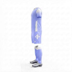 Uniforme de football personnalisé bleu clair sublimé pour hommes, col en V, manches courtes et logo blanc, 100% polyester haute qualité, coupe classique - Product Image 5