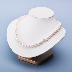 Collier de perles rondes d'eau douce Tilian de 9 à 10 mm avec des défauts, associé à des boutons plaqués or cuivre pour maman - Product Image 4