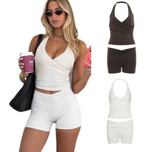 Ensemble décontracté 2 pièces pour femme, été 2026, couleur unie, composé d'un crop top court à col en V et dos nu et d'un short au-dessus du genou - Product Image 1