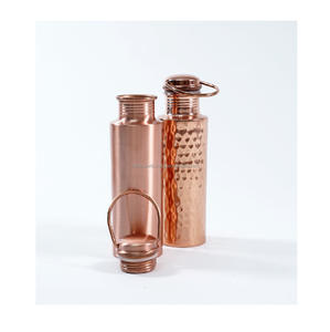 Botella de agua de cobre puro para beber de forma diaria y saludable, que apoya la digestión, la hidratación, el equilibrio y los hábitos de un estilo de vida saludable. - Product Image 5