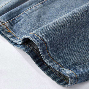 Jean en denim coupe droite délavé clair avec poches latérales et motif imprimé, idéal pour l'hiver – Grande Vente - Product Image 4