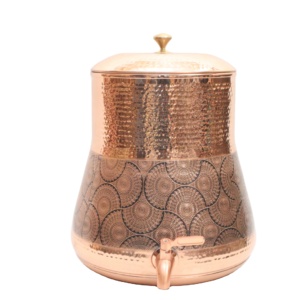 ถังน้ำทองแดง ดีไซน์คลาสสิก สำหรับใช้ในบ้าน ขนาดเล็ก 8000 มล. งานแฮนด์เมดคุณภาพพรีเมียม ตกแต่งลายโบราณ พร้อมก๊อกทองเหลือง น้ำหนัก 1.650 กก. - Product Image 1