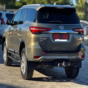 Toyota Fortuner SUV en Excelentes Condiciones para Uso Diario, Automática, Tracción en las Cuatro Ruedas, Neumáticos R19, Asientos de Cuero, Interior Oscuro, Diésel Confiable - Product Image 3