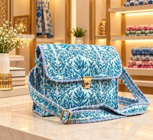 Sac à bandoulière matelassé en coton brodé de fleurs bleues avec fermoir métallique - Product Image 1