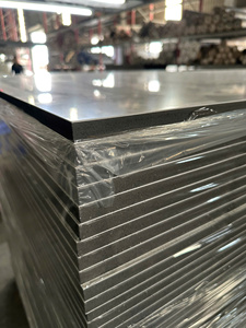 Zócalo de PVC de alta densidad PIMA con tornillos, apto para uso alimentario, de 3/4" x 4" x 96", resistente al agua, para baños - Product Image 2