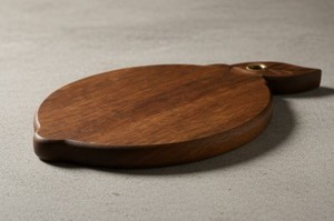 Planche à découper en bois de manguier teinté noyer, en forme de citron, avec poignée en forme de feuille et anneau en laiton - Product Image 5