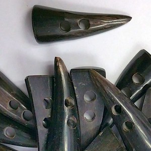 ปุ่มเปิดปิดสำหรับเสื้อผ้าและเครื่องแต่งกายทำจากเขาควายธรรมชาติผลิตจากงานฝีมือคุณภาพสูง - Product Image 3