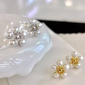 Pendientes de Perlas de Cinco Pétalos Mini, Nuevos y de Moda, Estilo Lujoso y Ligero, Arte de Uñas Tridimensional con Flores, Joyería de Flores Pequeñas - Product Image 1