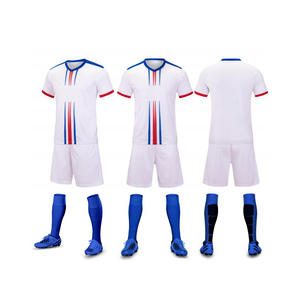 เสื้อกีฬาฤดูร้อนสำหรับผู้ชาย ระบายอากาศได้ดี ผลิตจากโพลีเอสเตอร์ พิมพ์ชื่อได้ ชุดฟุตบอลแห้งเร็ว MOQ ต่ำ - Product Image 1