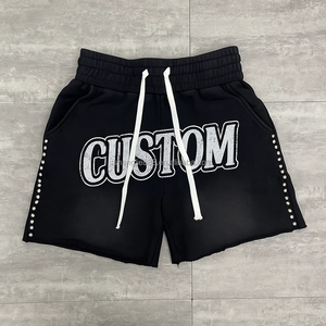 Pantalones cortos unisex holgados de algodón 100% personalizados, de alto gramaje, con pedrería, efecto desgastado por el sol, lavado ácido, estampado DTG y bajo sin rematar. - Product Image 1