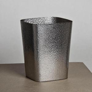 Poubelles en métal argenté à motif martelé aident à réduire les odeurs désagréables dans les espaces de vie et de travail. - Product Image 6