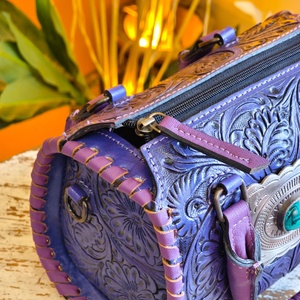 Accessoires de voyage pour femmes, sac de voyage mini Speedy en cuir véritable à 100 %, décoré de fleurs gravées avec une seule pierre turquoise incrustée - Product Image 3