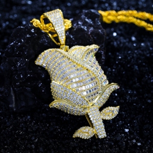 Colgante de Moissanita en Forma de Rosa - Hecho a Mano en Plata 925, Colgante de Moissanita en Forma de Rosa con Corte Baguette, Acabado de Alta Calidad, Unisex, Totalmente Cubierto de Piedras - Product Image 3