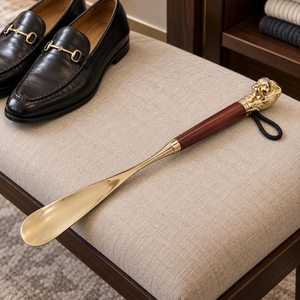 Chausse-pied en bois de hêtre à long manche avec élément en laiton et brosse douce, accessoire double usage pour l'entretien des chaussures et aide à l'enfilage - Product Image 1